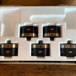 Black Knobs • WOLF Contemporary Gas Cooktop